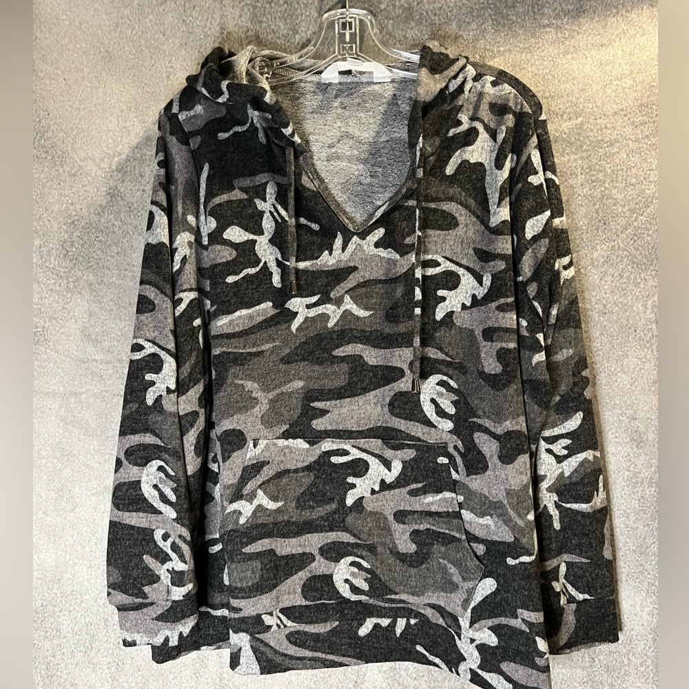 Allison Taylor Women's Camo Top Sz 2X